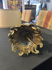 Paire de vases en porcelaine de Chine famille rose &agrave; d&eacute;cor mandarin aux montures en bronze dor&eacute; mont&eacute;e en lampes, Qianlong