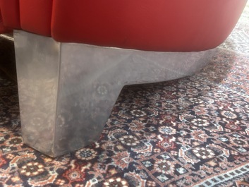 Franz Romero (1951): Een DS-57 Bugatti loungestoel in rood leer en gepolijst aluminium, De Sede, Zwitserland