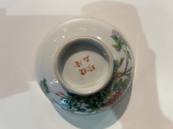 Een paar Chinese famille rose kommen met pioenen en vlinders, Jiangxi Zhen Pin merk, Republiek, 20ste eeuw