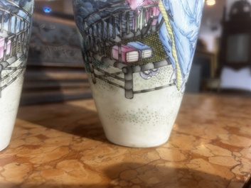 Paire de vases en porcelaine de Chine famille rose &agrave; d&eacute;cor de ma&icirc;tre et de son serviteur dans un paysage avec un coq, marque Qianlong, R&eacute;p., 20&egrave;me s.