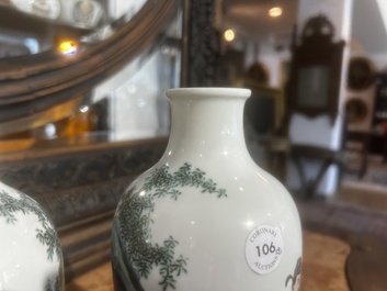 Paire de vases en porcelaine de Chine famille rose &agrave; d&eacute;cor de ma&icirc;tre et de son serviteur dans un paysage avec un coq, marque Qianlong, R&eacute;p., 20&egrave;me s.