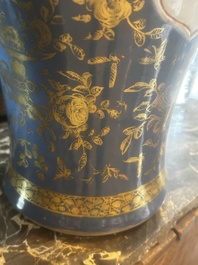 Paire de vases en porcelaine de Chine famille verte sur fond bleu poudr&eacute; &agrave; d&eacute;cor de sc&egrave;nes de palais, 19&egrave;me si&egrave;cle