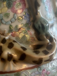 Grand vase en porcelaine de Chine famille rose &agrave; d&eacute;cor de sc&egrave;nes de bataille et de palais sur un socle en bois, 19&egrave;me si&egrave;cle