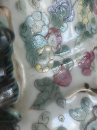 Grand vase en porcelaine de Chine famille rose &agrave; d&eacute;cor de sc&egrave;nes de bataille et de palais sur un socle en bois, 19&egrave;me si&egrave;cle