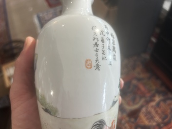 Paire de vases en porcelaine de Chine famille rose &agrave; d&eacute;cor de ma&icirc;tre et de son serviteur dans un paysage avec un coq, marque Qianlong, R&eacute;p., 20&egrave;me s.