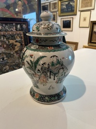 Vase couvert en porcelaine de Chine famille verte &agrave; d&eacute;cor de sc&egrave;nes anim&eacute;es et de chauves-souris, 19&egrave;me si&egrave;cle