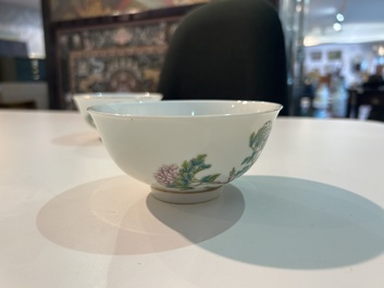 Een paar Chinese famille rose kommen met pioenen en vlinders, Jiangxi Zhen Pin merk, Republiek, 20ste eeuw