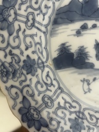 Plat en porcelaine de Chine bleu et blanc &agrave; d&eacute;cor d'une chasse mongole, marque de Chenghua, Kangxi