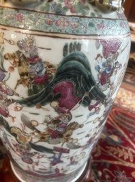Grand vase en porcelaine de Chine famille rose &agrave; d&eacute;cor de sc&egrave;nes de bataille et de palais sur un socle en bois, 19&egrave;me si&egrave;cle