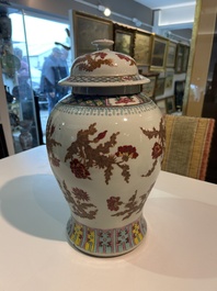 Paire de vases en porcelaine de Chine famille rose &agrave; d&eacute;cor floral, 19&egrave;me si&egrave;cle