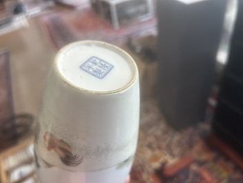 Paire de vases en porcelaine de Chine famille rose &agrave; d&eacute;cor de ma&icirc;tre et de son serviteur dans un paysage avec un coq, marque Qianlong, R&eacute;p., 20&egrave;me s.