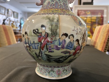 Vase de forme bouteille en porcelaine de Chine famille rose &agrave; d&eacute;cor de dames se d&eacute;tendant dans un jardin de palais, marque de Qianlong, 20&egrave;me si&egrave;cle