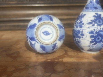 Paire de vases de forme bouteille en porcelaine de Chine bleu et blanc &agrave; d&eacute;cor de grues, Kangxi