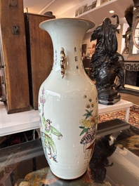 Vase en porcelaine de Chine famille rose &agrave; d&eacute;cor de lettr&eacute;s et d'antiquit&eacute;s au dos, 19&egrave;me/20&egrave;me si&egrave;cle