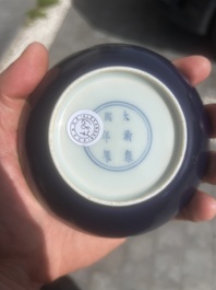 Soucoupe en porcelaine de Chine monochrome bleu, marque de Kangxi, 19&egrave;me/20&egrave;me si&egrave;cle