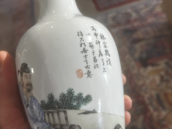Paire de vases en porcelaine de Chine famille rose &agrave; d&eacute;cor de ma&icirc;tre et de son serviteur dans un paysage avec un coq, marque Qianlong, R&eacute;p., 20&egrave;me s.