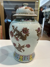 Paire de vases en porcelaine de Chine famille rose &agrave; d&eacute;cor floral, 19&egrave;me si&egrave;cle