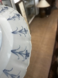 Plat en porcelaine de Chine bleu et blanc &agrave; d&eacute;cor d'une chasse mongole, marque de Chenghua, Kangxi
