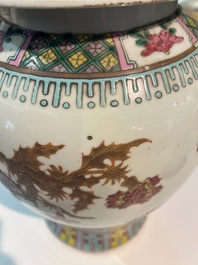 Paire de vases en porcelaine de Chine famille rose &agrave; d&eacute;cor floral, 19&egrave;me si&egrave;cle