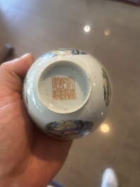 Een paar Chinese wucai dekselkommen met lingzhi, Qianlong merk, Republiek, 20ste eeuw