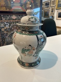 Vase couvert en porcelaine de Chine famille verte &agrave; d&eacute;cor de sc&egrave;nes anim&eacute;es et de chauves-souris, 19&egrave;me si&egrave;cle