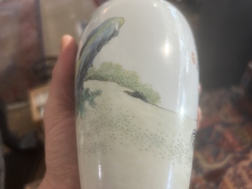 Paire de vases en porcelaine de Chine famille rose &agrave; d&eacute;cor de ma&icirc;tre et de son serviteur dans un paysage avec un coq, marque Qianlong, R&eacute;p., 20&egrave;me s.