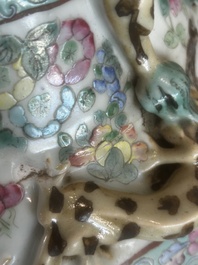 Grand vase en porcelaine de Chine famille rose &agrave; d&eacute;cor de sc&egrave;nes de bataille et de palais sur un socle en bois, 19&egrave;me si&egrave;cle