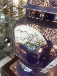 Een paar grote Chinese famille rose vazen met draken en feniksen op blauwe fondkleur, Kangxi merk, 19de eeuw