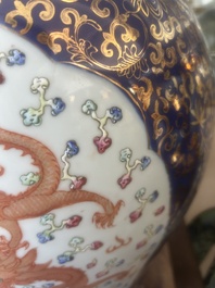 Een paar grote Chinese famille rose vazen met draken en feniksen op blauwe fondkleur, Kangxi merk, 19de eeuw