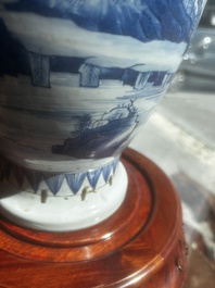 Vase en porcelaine de Chine bleu et blanc &agrave; d&eacute;cor de figures dans un paysage, Kangxi