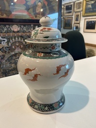 Een Chinese famille verte dekselvaas met geanimeerde sc&egrave;nes en vleermuizen, 19de eeuw