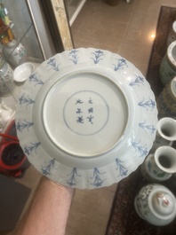Plat en porcelaine de Chine bleu et blanc &agrave; d&eacute;cor d'une chasse mongole, marque de Chenghua, Kangxi