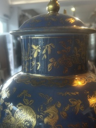 Paire de vases en porcelaine de Chine famille verte sur fond bleu poudr&eacute; &agrave; d&eacute;cor de sc&egrave;nes de palais, 19&egrave;me si&egrave;cle