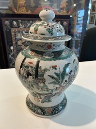 Vase couvert en porcelaine de Chine famille verte &agrave; d&eacute;cor de sc&egrave;nes anim&eacute;es et de chauves-souris, 19&egrave;me si&egrave;cle