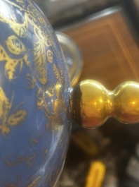 Paire de vases en porcelaine de Chine famille verte sur fond bleu poudr&eacute; &agrave; d&eacute;cor de sc&egrave;nes de palais, 19&egrave;me si&egrave;cle