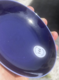 Soucoupe en porcelaine de Chine monochrome bleu, marque de Kangxi, 19&egrave;me/20&egrave;me si&egrave;cle