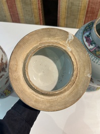 Paire de vases en porcelaine de Chine famille rose &agrave; d&eacute;cor floral, 19&egrave;me si&egrave;cle