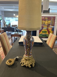 Paire de vases en porcelaine de Chine famille rose &agrave; d&eacute;cor mandarin aux montures en bronze dor&eacute; mont&eacute;e en lampes, Qianlong