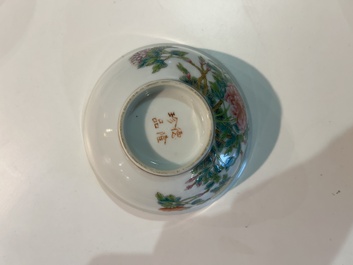 Een paar Chinese famille rose kommen met pioenen en vlinders, Jiangxi Zhen Pin merk, Republiek, 20ste eeuw