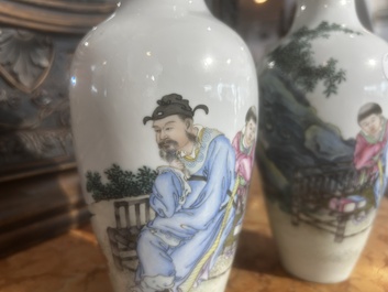 Paire de vases en porcelaine de Chine famille rose &agrave; d&eacute;cor de ma&icirc;tre et de son serviteur dans un paysage avec un coq, marque Qianlong, R&eacute;p., 20&egrave;me s.