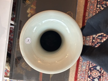 Vase en porcelaine de Chine famille rose &agrave; d&eacute;cor de lettr&eacute;s et d'antiquit&eacute;s au dos, 19&egrave;me/20&egrave;me si&egrave;cle
