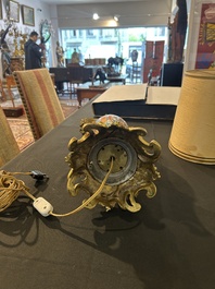 Paire de vases en porcelaine de Chine famille rose &agrave; d&eacute;cor mandarin aux montures en bronze dor&eacute; mont&eacute;e en lampes, Qianlong