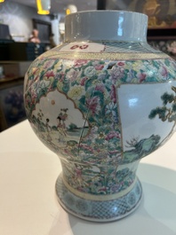 Een paar Chinese famille rose dekselvazen met geanimeerde sc&egrave;nes met onsterfelijken, vrouwen en kinderen, 19de eeuw