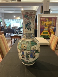 Vase en porcelaine de Chine famille verte dite 'de Nankin'  &agrave; d&eacute;cor de visite &agrave; la cour, 19&egrave;me si&egrave;cle