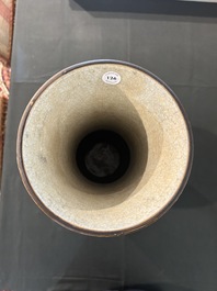 Vase en porcelaine de Chine famille verte dite 'de Nankin'  &agrave; d&eacute;cor de visite &agrave; la cour, 19&egrave;me si&egrave;cle