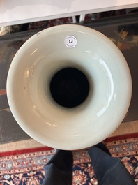 Vase en porcelaine de Chine famille rose &agrave; d&eacute;cor de lettr&eacute;s et d'antiquit&eacute;s au dos, 19&egrave;me/20&egrave;me si&egrave;cle