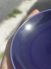 Soucoupe en porcelaine de Chine monochrome bleu, marque de Kangxi, 19&egrave;me/20&egrave;me si&egrave;cle