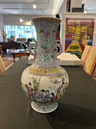 Vase de forme bouteille en porcelaine de Chine famille rose &agrave; d&eacute;cor de dames se d&eacute;tendant dans un jardin de palais, marque de Qianlong, 20&egrave;me si&egrave;cle