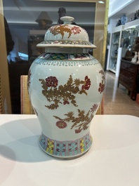 Paire de vases en porcelaine de Chine famille rose &agrave; d&eacute;cor floral, 19&egrave;me si&egrave;cle