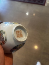Paire de bols couverts en porcelaine de Chine wucai &agrave; d&eacute;cor de lingzhi, marque de Qianlong, R&eacute;publique, 20&egrave;me si&egrave;cle